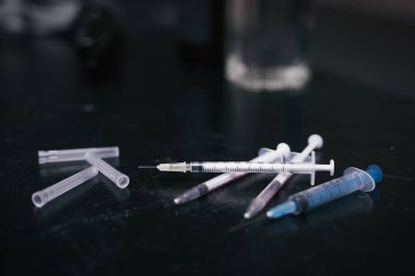 Virüs bulaşmış şırınga uyuşturucu çalışma odasında yalan