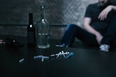Şişe alkol ve uyuşturucu çalışma odasında yalan şırınga dolu
