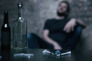 Karanlık yanan odada birkaç tıbbi şırınga