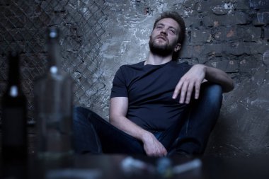 Karanlık yanan odada birkaç tıbbi şırınga