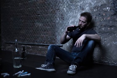 Depresif bağımlısı karanlıkta içme alkol