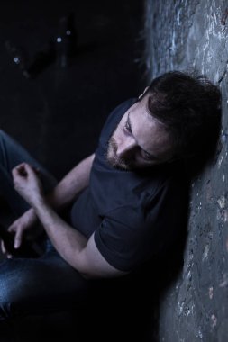 Kayıtsız alkollü karanlıkta depresyon