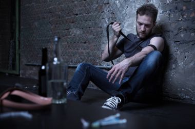 Kayıtsız bağımlısı turnike karanlık bodrum katında bağlama