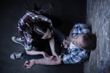 Yararlı bağımlıları karanlık yerde eroin enjeksiyon yapma