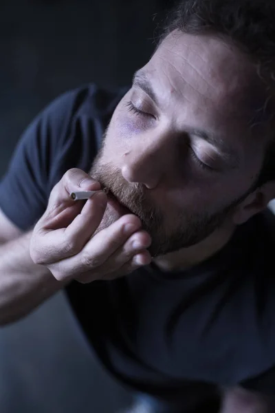 Avslappnad drog användaren röka marijuana cigarett utomhus — Stockfoto