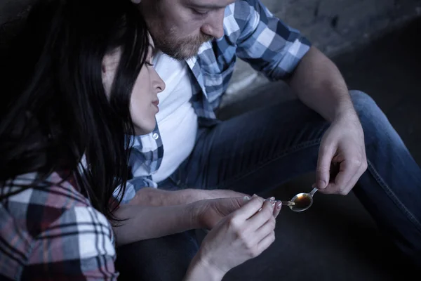 Couple obsédé indifférent préparant la dose de drogue à l'intérieur — Photo