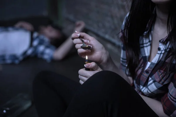 Невиразний наркоман приготування наркотичної дози в темряві — стокове фото