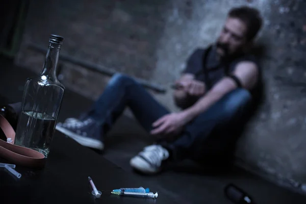 Bezdomovec drogově závislý s heroinem injekce na ulici — Stock fotografie
