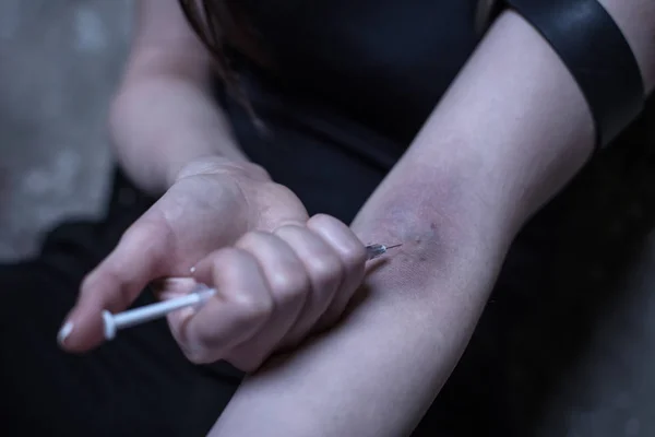 Viciado aberração fazendo injeção de drogas no lugar escuro — Fotografia de Stock