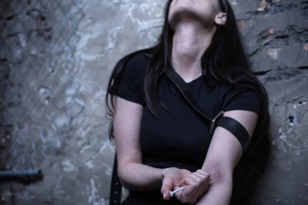 Coinvolto tossicodipendente che assume eroina all'aperto — Foto Stock