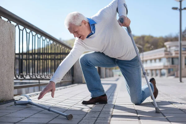 Hombre mayor guapo caminando y sufriendo de dolor — Foto de Stock