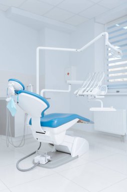 Bir diş hekimi güneşli parlak ofisi