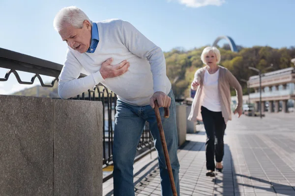 Pensionar în vârstă având dureri în piept pe promenadă — Fotografie, imagine de stoc