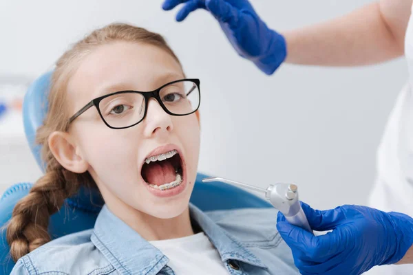 Dobry patrząc nastolatkę, odwiedzając jej lekarz — Zdjęcie stockowe