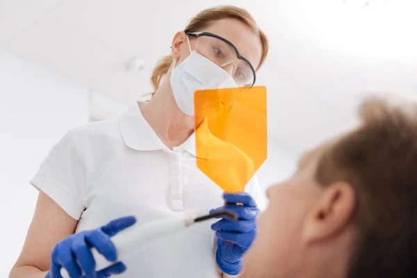 严格的合格的牙医美白使用特定的工具 — 图库照片