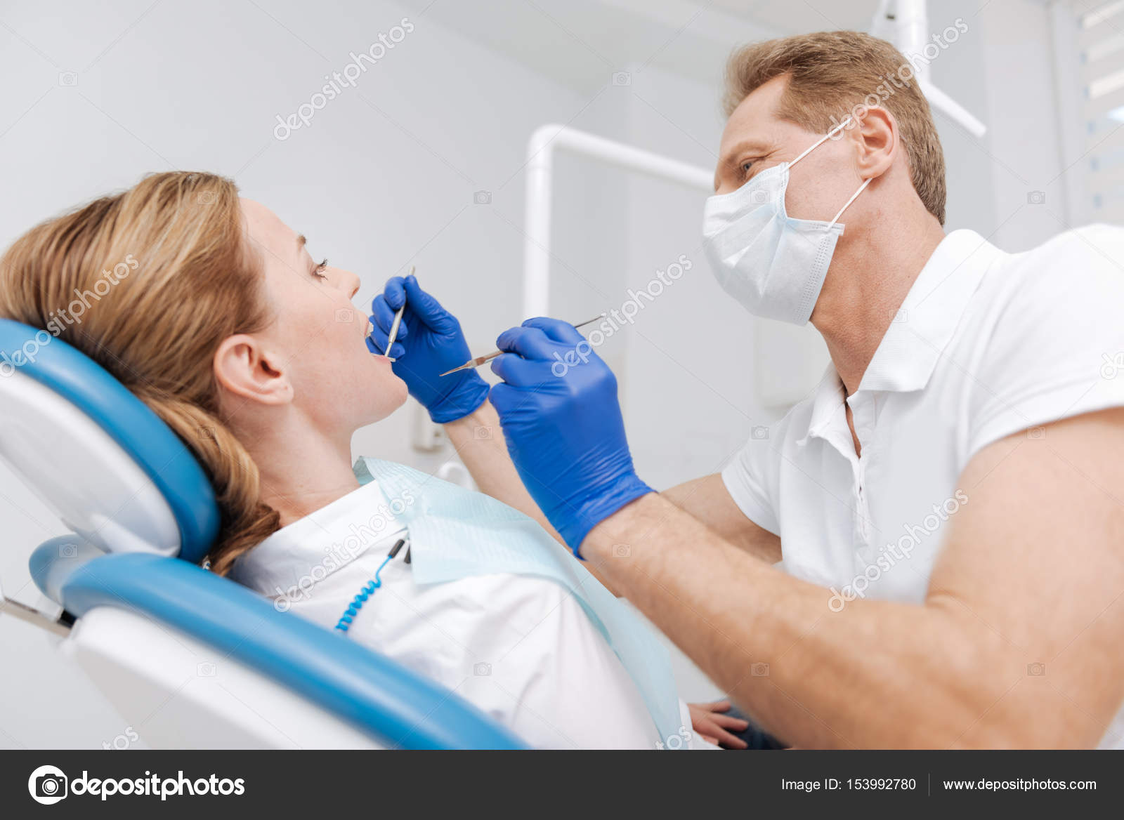 Dentiste Effectuant Un Examen Dentaire Image Libre De Droit Par Dmyrto Z C