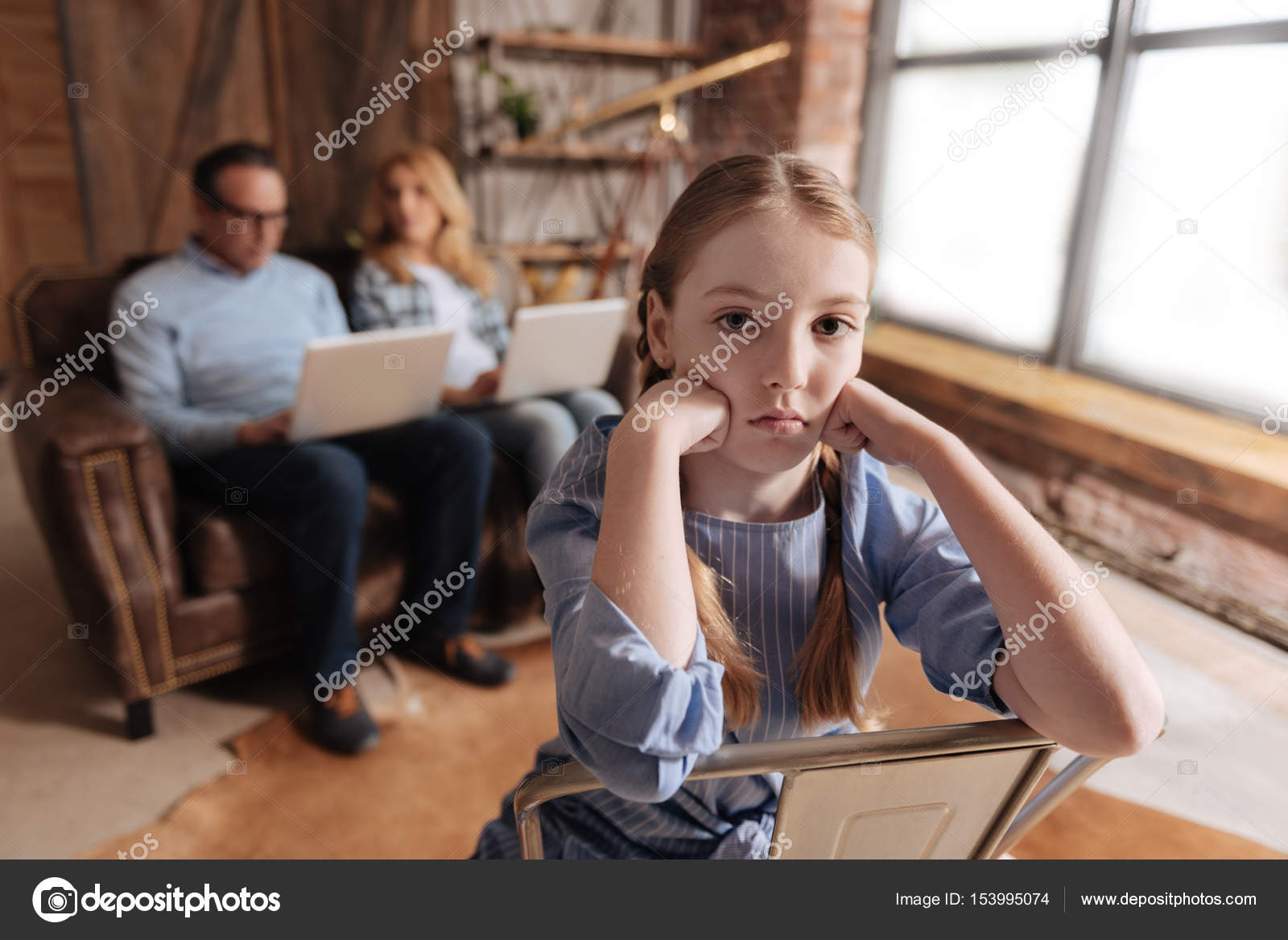 Gefrustreerd Kind Te Wachten Voor Druk Bezette Ouders Thuis