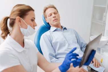 adam işitme doktorlar açıklama
