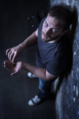 Esrar sigara tutan kızgın uyuşturucu bağımlısı