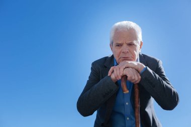 Onun gün direttiğini emekli adam 