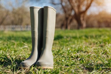 Yağmur Boots bahar evin bahçesinde yakın çekim