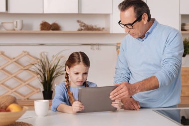 Adam alarak tablet torunu