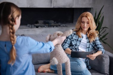 Anne dikkat çekmek için kapalı bekleyen yalnız küçük kız