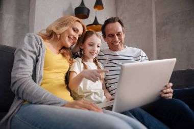 Neşeli aile evde dijital Gadget'ı kullanma