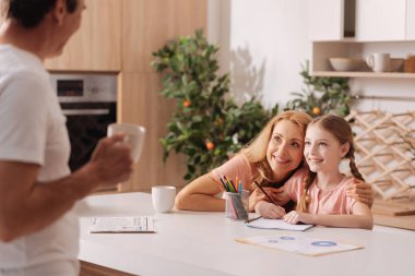 Neşeli aile evde hafta sonu harcama