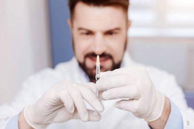 Profesyonel bir erkek doktor elinde olmak şırınga