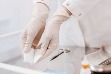 Doktorlar elinde bandaj olmanın parçaları