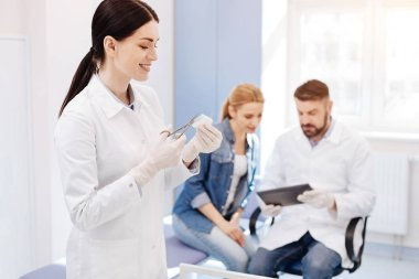 doktor ofisinde yardımcı kadın