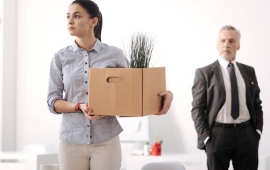 Eşyalarını kutusunda alarak kendine güvenen kadın