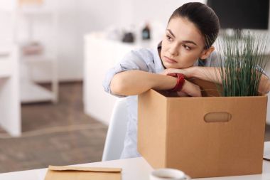 Yana doğru seyir düşünceli ofis çalışanı