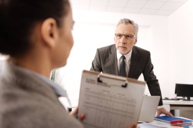 Alnına kırışıklıklar katı ofis çalışanı