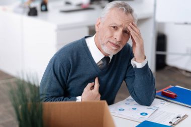 Alnına kırışıklıklar üzgün ofis çalışanı