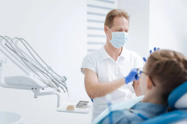 Focalizzato amichevole dentista preparazione per la procedura — Foto Stock