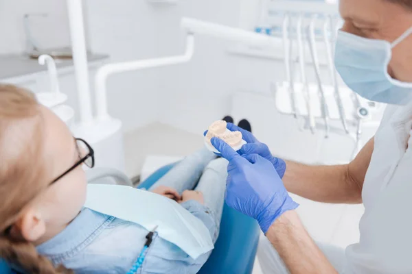 Φροντίδα ωραία οδοντίατρος εξηγώντας την επικείμενη διαδικασία — Φωτογραφία Αρχείου