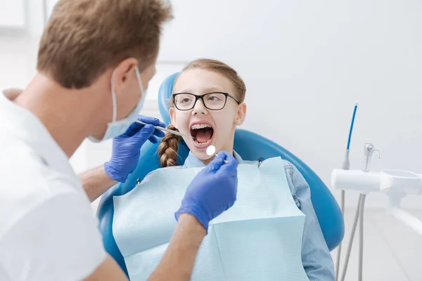 Mooie jonge dame na haar tanden gecontroleerd — Stockfoto