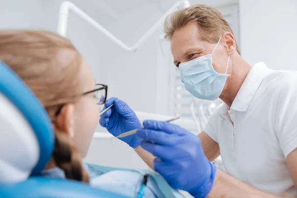 Dedikerad professionell tandläkare älska sitt jobb — Stockfoto