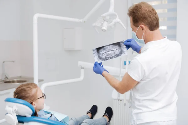 Ειδικευμένους οδοντίατρους ακριβή κρατώντας ψηλά μια σάρωση σαγόνι — Φωτογραφία Αρχείου