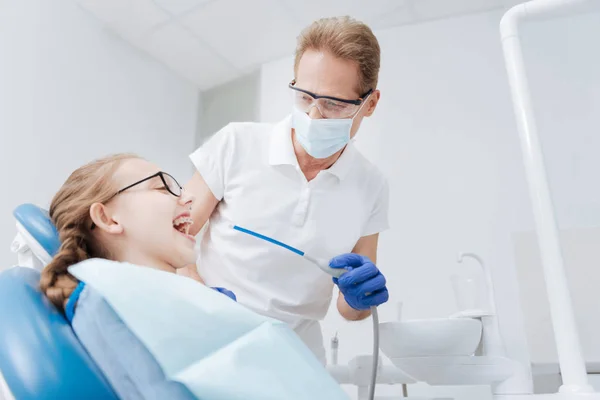 Dentista entregando tratamento profissional — Fotografia de Stock