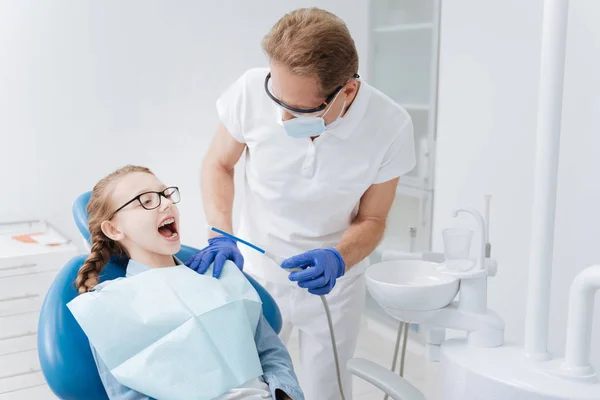 Dentista chiedendo come si sente il suo paziente — Foto Stock