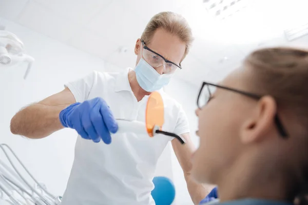 Competente dentista locale che fa il suo dio lavoro — Foto Stock