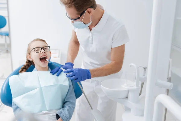 Chica teniendo una cita en los dentistas — Foto de Stock