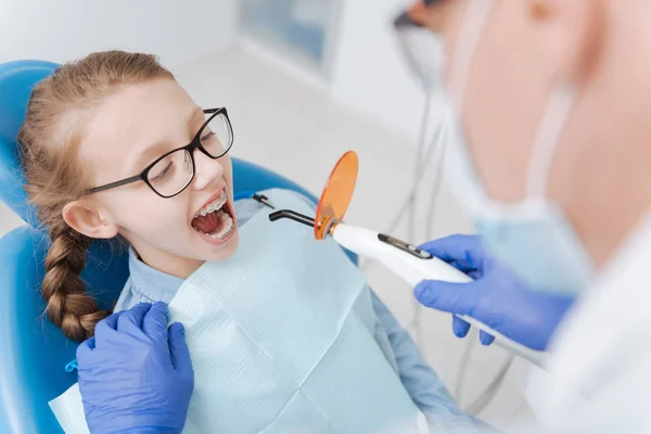 Mädchen sitzt für spezielle Prozedur im Stuhl — Stockfoto