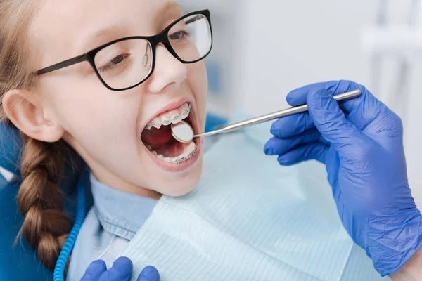 Teenager zuby zkoumala — Stock fotografie