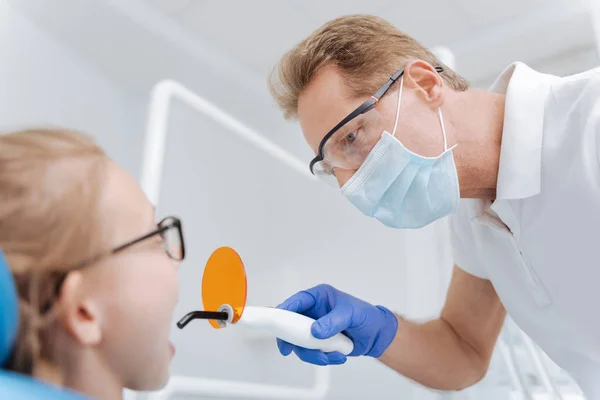 Dedikerad grundlig tandläkare fokuserade på sin uppgift — Stockfoto