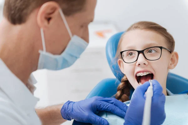Dentista empregando equipamentos modernos — Fotografia de Stock