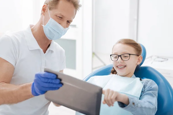 Frau fasziniert von Medizin — Stockfoto